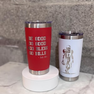 Puede incluir: Dos vasos de acero inoxidable. Uno es rojo con el texto "BE GOOD DO GOOD GOD BLESS GO BILLS - Josh Allen". El otro es blanco con un gráfico de jugador de fútbol americano y el número 17.