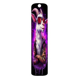 Könnte beinhalten: Ein schwarzer, rechteckiger Lesezeichen mit einer Cartoon-Ziege, die eine Sonnenbrille und eine Lederjacke trägt. Die Ziege hat Tätowierungen auf den Armen und ist vor einem lila und rosa Hintergrund platziert. Oben befindet sich ein Loch.