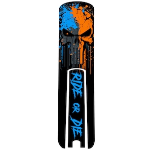 Könnte beinhalten: Schwarz-weißes Totenkopf-Motiv mit blauen und orangen Farbschleudern. Der Text "RIDE OR DIE" ist vertikal in Blau auf schwarzem Hintergrund geschrieben.