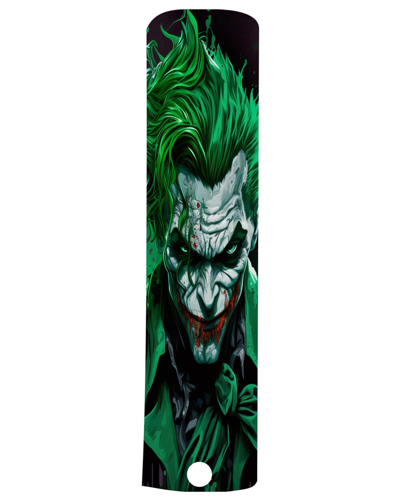 Op de afbeelding: Een groene en zwarte afbeelding van de Joker uit Batman. De Joker glimlacht met een sinistere grijns en heeft groen haar. De achtergrond is zwart met groene spetters.
