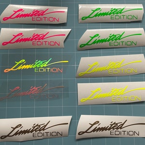 Puede incluir: Ocho calcoman&iacute;as de vinilo diferentes con el texto "Edici&oacute;n limitada" en varios colores, incluidos rosa, verde, amarillo y marr&oacute;n. Las calcoman&iacute;as est&aacute;n sobre un fondo blanco.