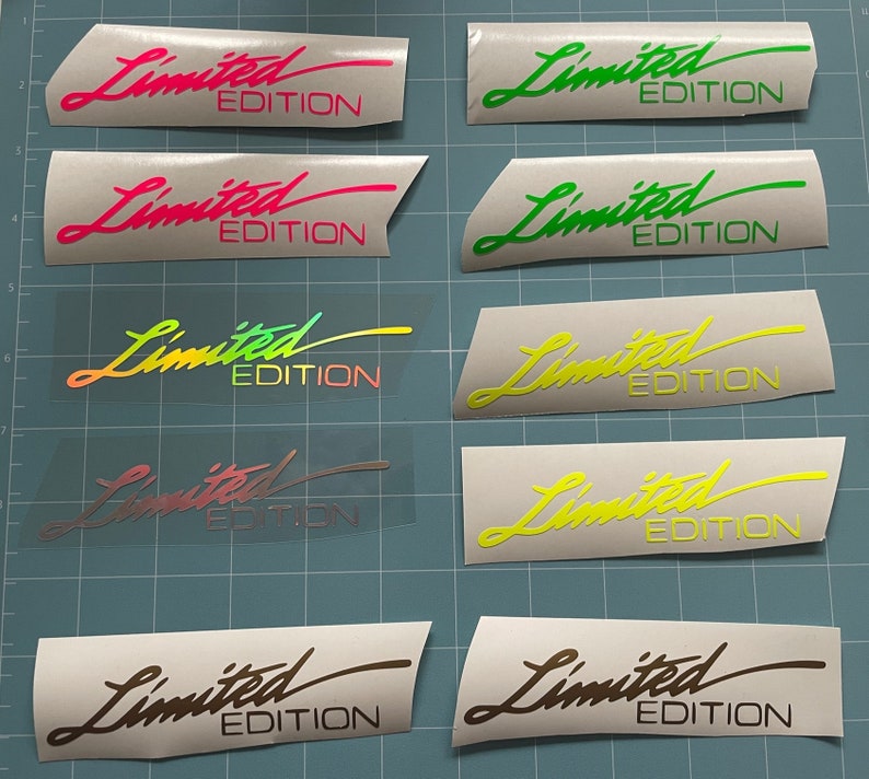 Puede incluir: Ocho calcoman&iacute;as de vinilo diferentes con el texto "Edici&oacute;n limitada" en varios colores, incluidos rosa, verde, amarillo y marr&oacute;n. Las calcoman&iacute;as est&aacute;n sobre un fondo blanco.