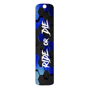 Op de afbeelding: Een blauwe en zwarte zeshoekige patroon bladwijzer met de tekst "RIDE OR DIE" in wit.