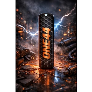 Könnte beinhalten: Eine schwarze und orangefarbene ONE44-Batterie mit Wabenmuster, vor dem Hintergrund von Blitzen und einer Stadtlandschaft. Der Name der Batterie ist orangefarben dargestellt. Das Bild suggeriert Kraft und Energie.