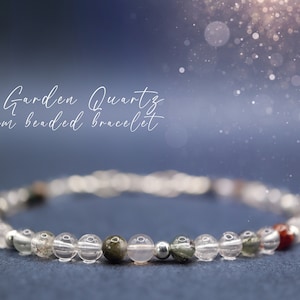 Könnte beinhalten: Ein Armband aus klaren, grünen und rosafarbenen Perlen. Das Armband besteht aus 4 mm großen Perlen und heißt "Garden Quartz 4mm beaded bracelet".