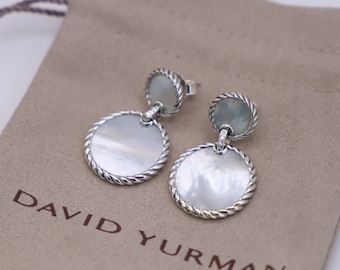 Pendientes de doble gota Elements en plata de ley de David Yurman con nácar y diamantes.