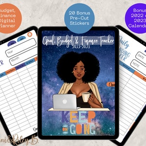 Può includere: Un planner digitale con uno sfondo di galassia e una donna con la pelle scura e i capelli ricci seduta davanti a un laptop. Il planner include sezioni per l'impostazione degli obiettivi, la creazione di budget e il monitoraggio delle finanze. Il testo "Goal, Budget & Finance Tracker 2022-2023" è in cima al planner. Il testo "Keep on Going" è in fondo al planner.