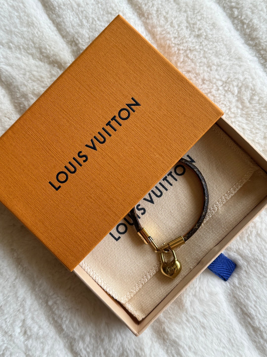 優雅なハート♪【Louis Vuitton】Lock Me In Love ブレスレット Authentic LOUIS VUITTON Lock Heart Bracelet - Etsy 日本