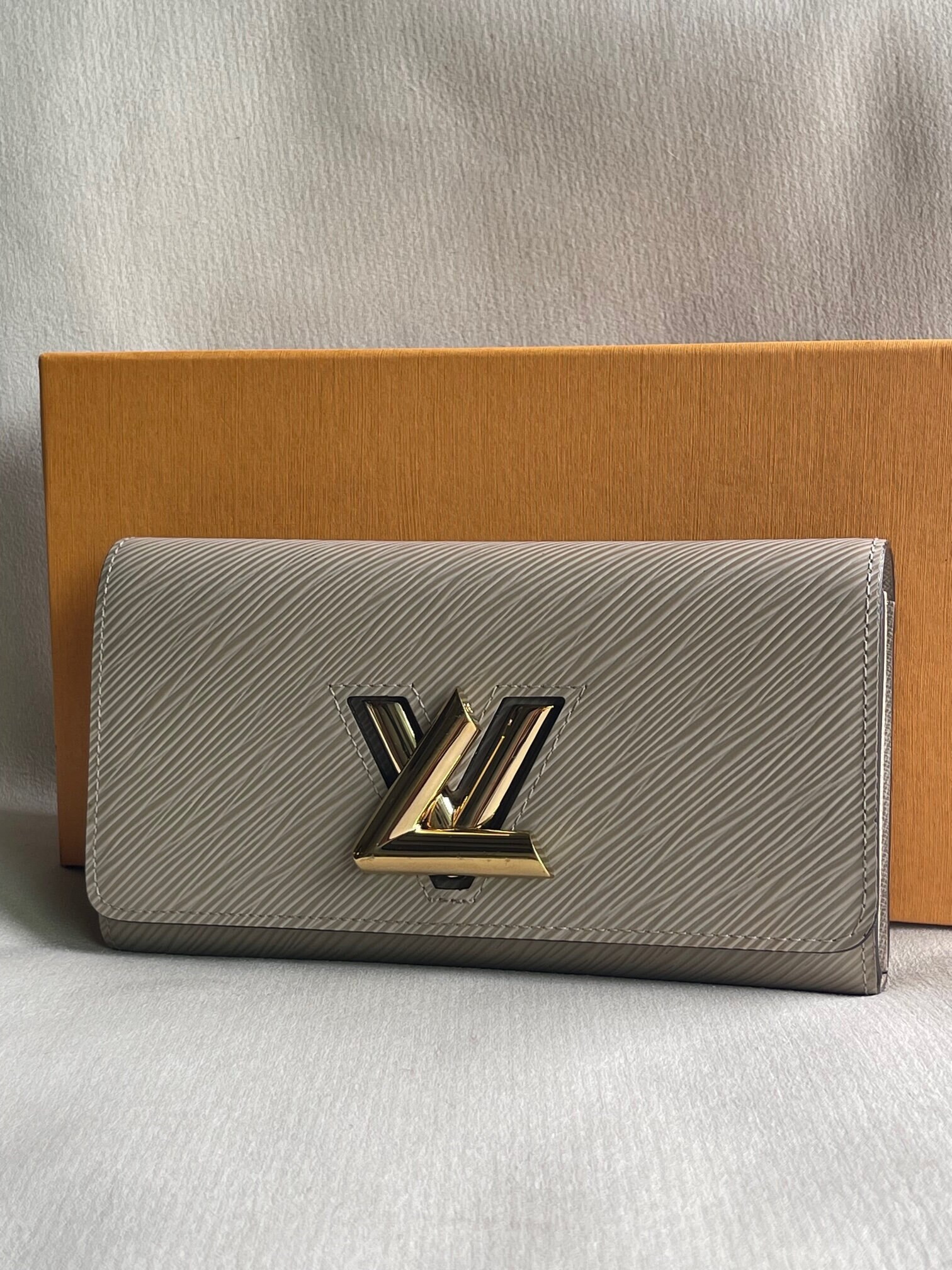 Louis Vuitton lv money clip  Leather goodies, Purses and bags, Louis  vuitton