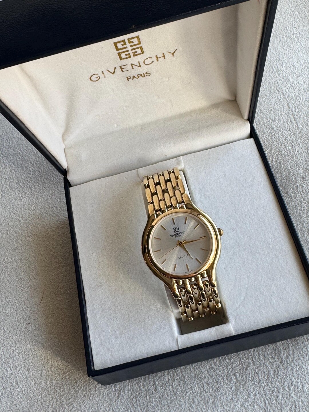 GIVENCHY時計　ゴールド 新品電池✨️GIVENCHY 腕時計 クォーツ ゴールド レディース