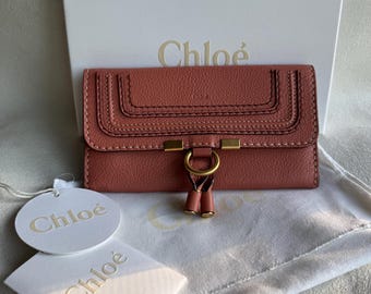 ☆韓国の人気☆【Chloe】☆MARCIE FLAP CONTINENTAL WALLET☆ Chloé Marcie Long Wallet With Flap In Grained Leather in Tan