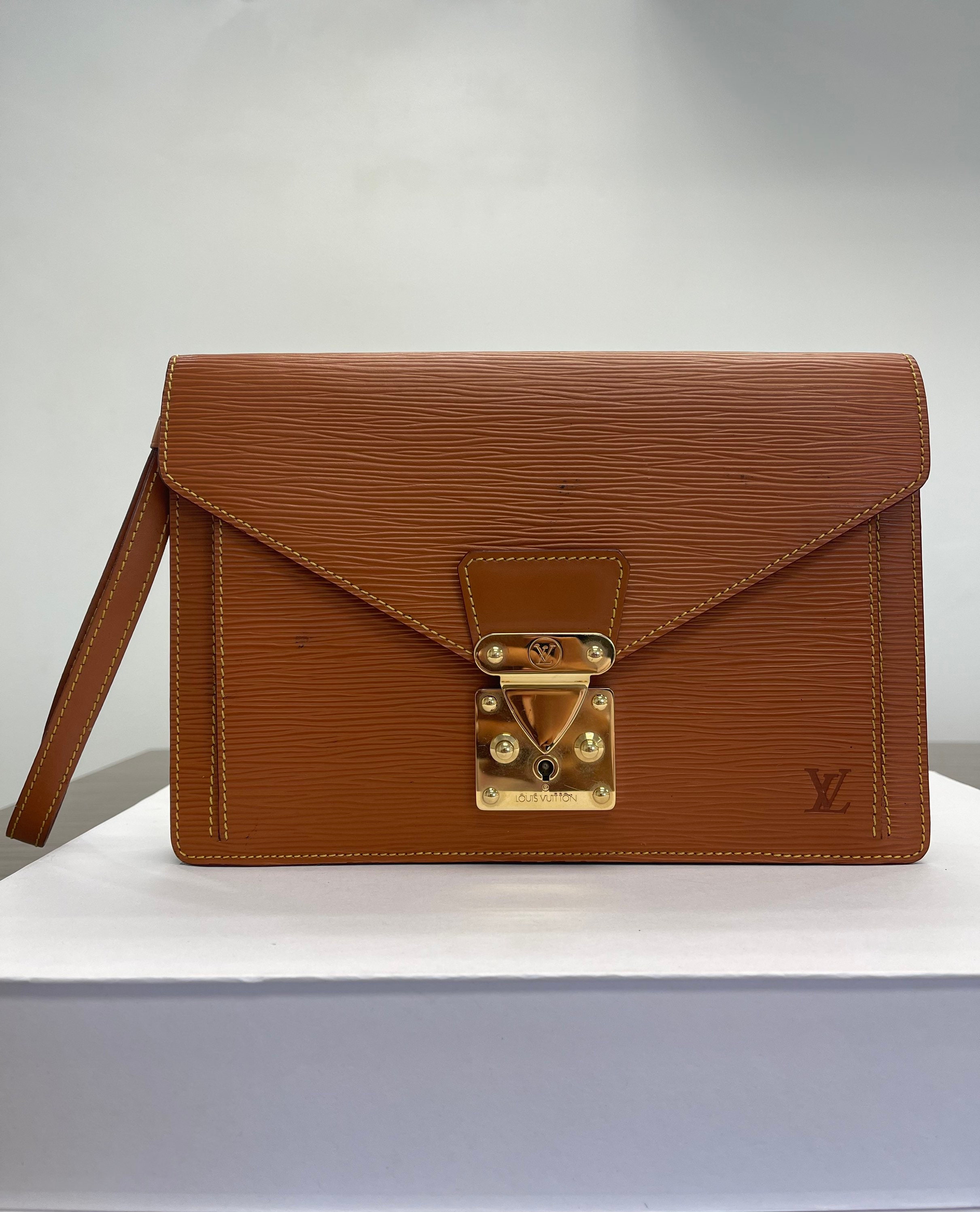 Authentic Louis Vuitton Red EPI Leather Pochette Business Flap Envelope Clutch Envelope