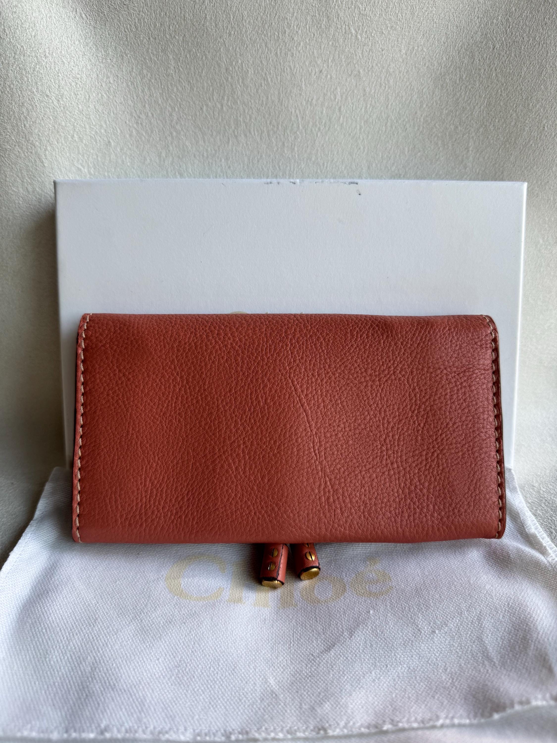 ☆韓国の人気☆【Chloe】☆MARCIE FLAP CONTINENTAL WALLET☆ Chloé Marcie Long Wallet With Flap In Grained Leather in Tan