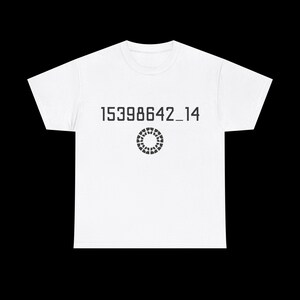 Peut inclure: T-shirt blanc avec le texte "15398642_14" et un motif circulaire.