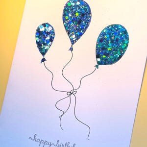 carte de joyeux anniversaire ballon dessiné à la main en or brillant