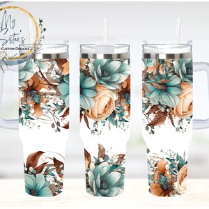 Op de afbeelding: Een witte beker met een bloemenontwerp met turquoise, bruine en perzik kleurige bloemen en bladeren. De beker heeft een handvat en een rietje. Het ontwerp loopt rond de beker. De tekst "My Sister's Custom Designs" is zichtbaar.