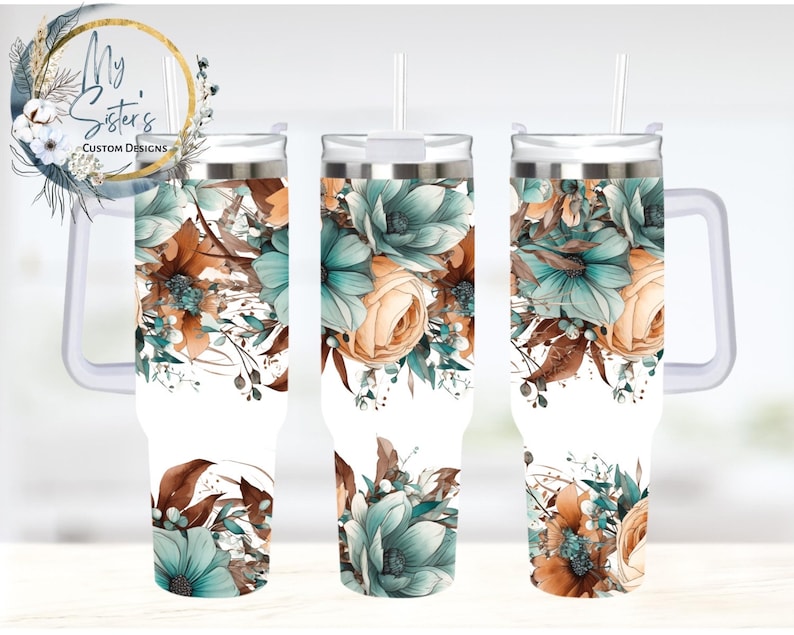 Op de afbeelding: Een witte beker met een bloemenontwerp met turquoise, bruine en perzik kleurige bloemen en bladeren. De beker heeft een handvat en een rietje. Het ontwerp loopt rond de beker. De tekst "My Sister's Custom Designs" is zichtbaar.