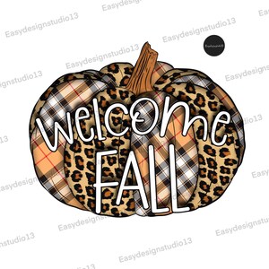 Pode incluir: Uma abóbora marrom e bege com um design xadrez e estampa de leopardo. A abóbora tem as palavras "welcome fall" escritas nela.