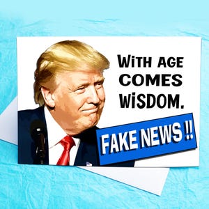 フェイクニュースの面白いトランプ誕生日カード KimWestARt