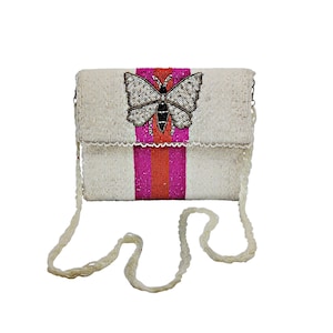 Bolso de mano con cuentas hecho a mano con mariposas blancas, bordado a mano, correa larga con cuentas trenzadas y ganchos, bolso de hombro, regalo para ella