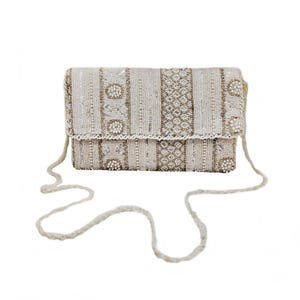 Cartera de boda blanca hecha a mano con abalorios, diseño de perlas, adornada con trenza larga, cadena de cuentas, bolso de noche de moda para ella, billetera para mujer