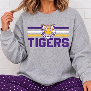 Tigres PNG, Mascota de Tigre Descarga Digital, Diseño de Camiseta con Espíritu Escolar Púrpura y Dorado, Sublimación para Día de Partido de Fútbol PNG, Clip Art de Mascota de Tigre