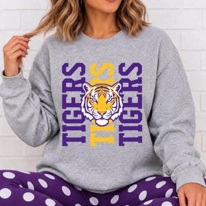 Imágenes PNG de tigres, mascota de tigre en PNG, diseño de espíritu escolar morado y dorado, imágenes PNG de deportes para el día del partido, descarga digital.