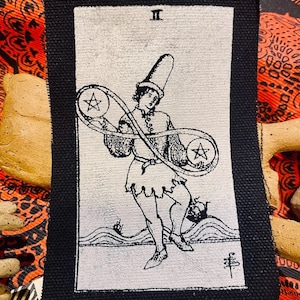 Twee van de tarotkaarten van Pentakels opnaaien. 2 pentakels, van het Rider Waite-tarotdeck
