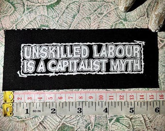 El trabajo no cualificado es un mito capitalista, parche punk socialista