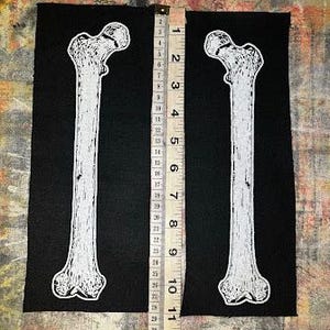 Menschlicher Oberschenkelknochen Punk Patch zum annähen