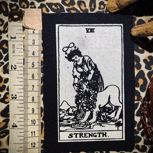 Carte de tarot de force à coudre pour gilets de combat punk occultes, pantalons de sorcière croustillants, sacs à dos goth d'horreur. Cavalier Waite