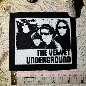 Può includere: Toppa in bianco e nero con una foto dei membri della band The Velvet Underground e il testo "THE VELVET UNDERGROUND".