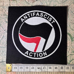 Logo ANTIFA cousu sur un patch punk