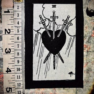 Carte de tarot trois épées à coudre. Pour gilets de combat, pantalons, sacs à dos occultes Witchy goth. fait main, sérigraphié