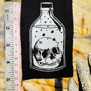 Caveira em uma garrafa costurada em patch punk