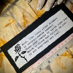 La máscara del poema punk de la Anarquía se alza como leones después del sueño.