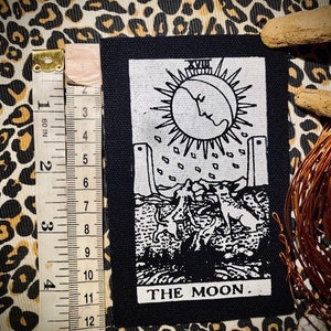 Parche serigrafiado de la carta del tarot de la Luna para coser. Ideal para chalecos de batalla punk de brujería, pantalones con efecto desgastado y mochilas de ocultismo gótico y terrorífico. Halloween espeluznante.