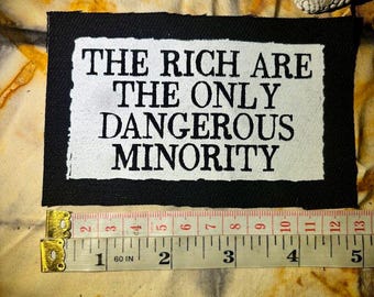Les riches sont la seule minorité dangereuse à coudre sur un patch punk