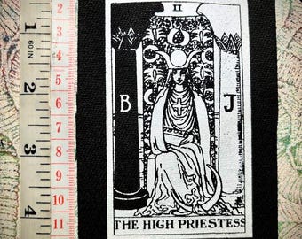 La grande prêtresse a cousu un écusson punk