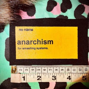 No Name, No Frills-anarchistische patch.