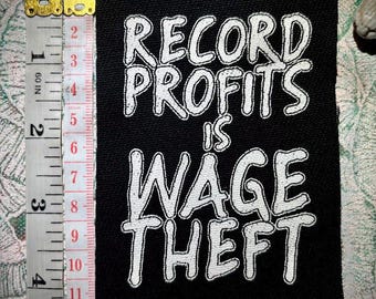 Des profits records, c'est du vol de salaire : un patch punk pour les droits des travailleurs
