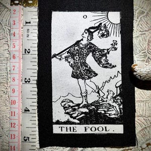 Die Dummkopf-Tarot-Karte | Punk Aufnäher | okkulte Punk Kampfwesten | krustige witchy Jacken | grusel gothik | Stoffaufnäher | ReiterWaite | großen Arkana