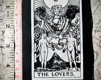 Sy-på punk-lapp med tarotkort från The Lovers