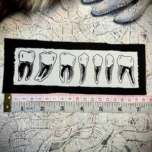 Rij tanden | punkpatch | tekentekeningen | tanddiagram | stoffen patch | luxe botten | korstpunk | horror gothic | gevechtsjack