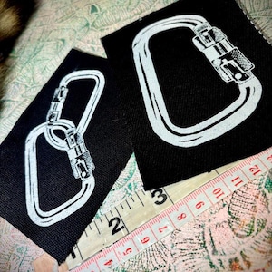 Karabijnhaak naai op queer feministische punkpatch