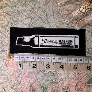 Sharpie magnum, couture grandeur nature sur patch punk.