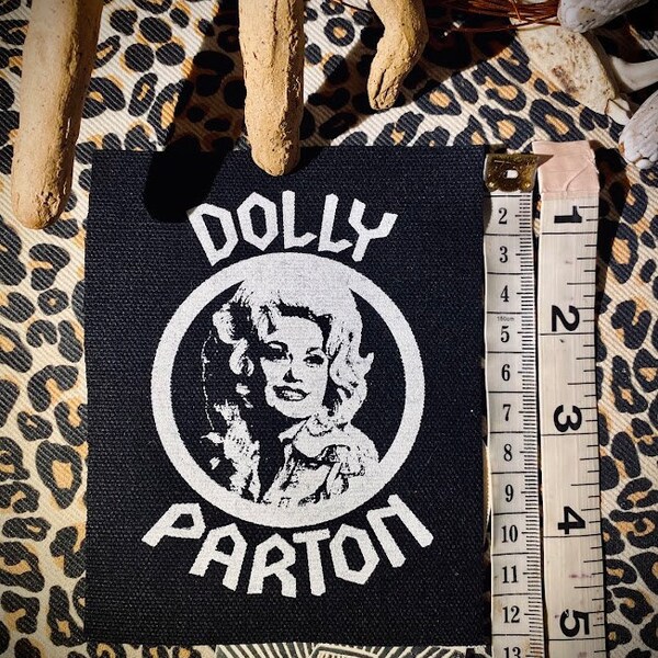 Écusson punk heavy metal Dolly Parton. Pour des gilets de combat, des salopettes country craquantes, des sacs à dos gothiques occidentaux d'horreur