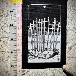 Dix d'épées | patch punk | carte de tarot | sorcellerie occulte | patch en tissu | croûte punk | Cavalier Waite | jeu de tarot classique