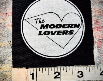 Los amantes modernos cosen un parche punk.