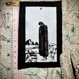 5 tasses | patch punk |  carte de tarot | occulte | gothique punk | Cavalier Waite | arcanes mineurs | choses magiques | cinq tasses | croûte punk |
